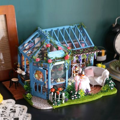 Wooden toy doll house with light and furniture (3)